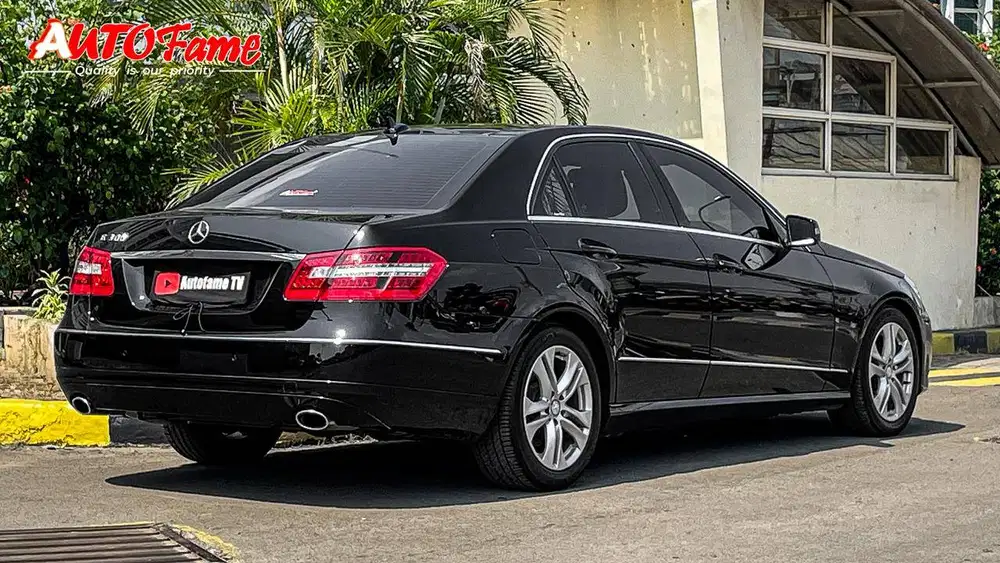 Mercedes Benz E300 Avantgarde Panoramic Black on Brown NIK 2011