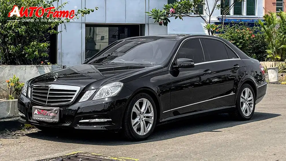 Mercedes Benz E300 Avantgarde Panoramic Black on Brown NIK 2011