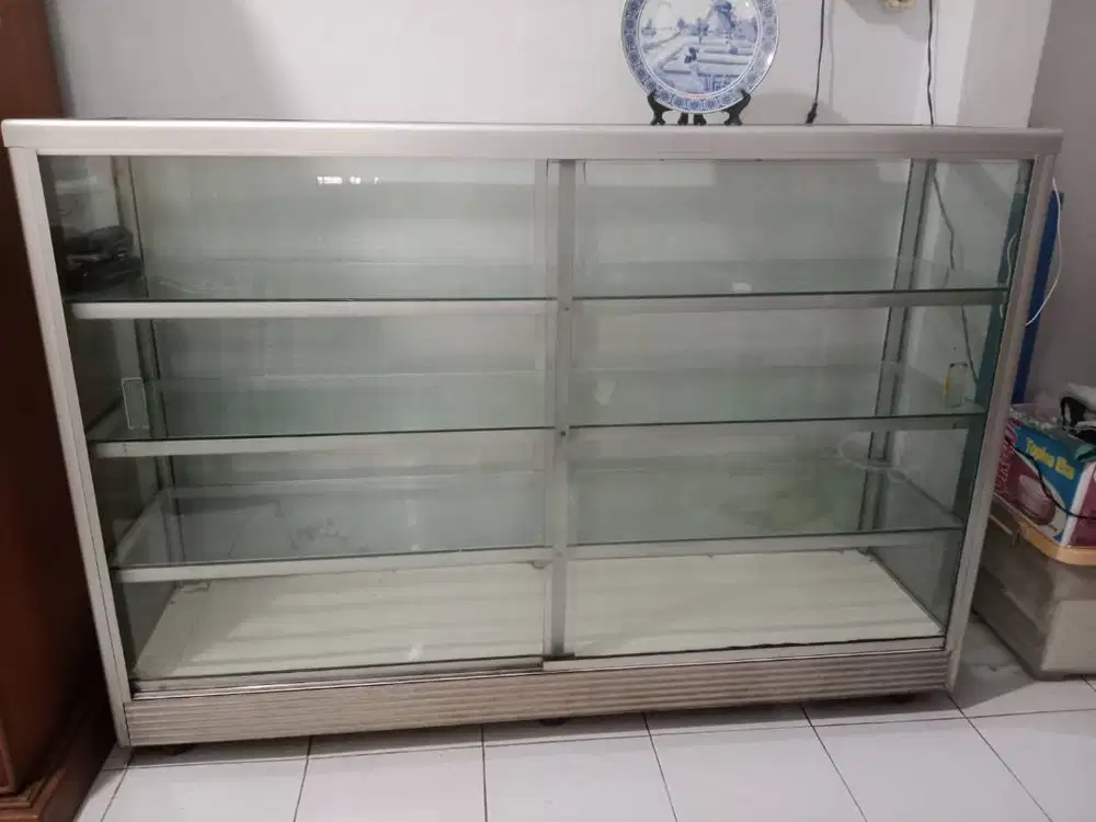 Lemari kaca ukuran panjang 1,5m tinggi 1m dan lebar 40cm