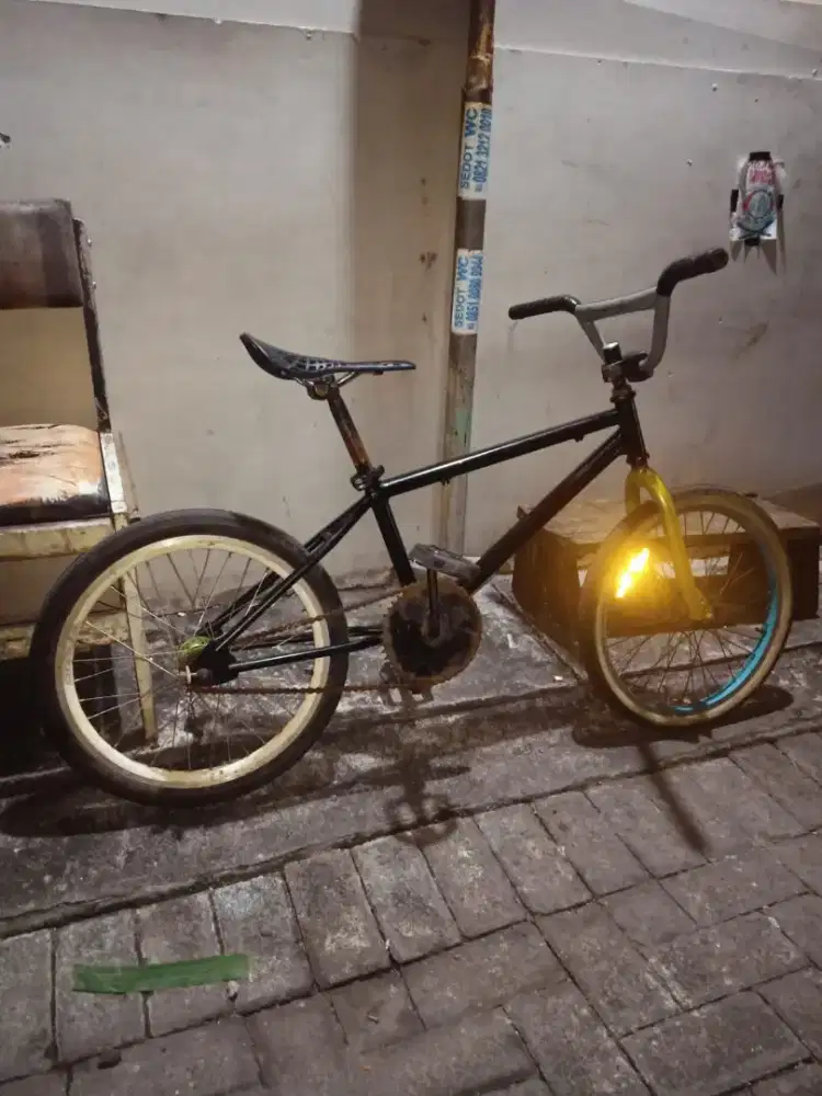 Sepeda BMX Hitam Uk20