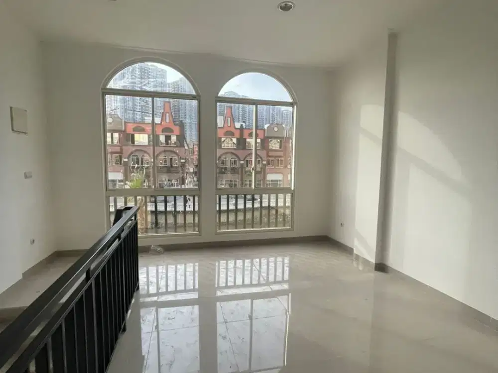 DIsewakan rukan la riviera pik2 lokasi bagus cocok untuk kantor atau showroom