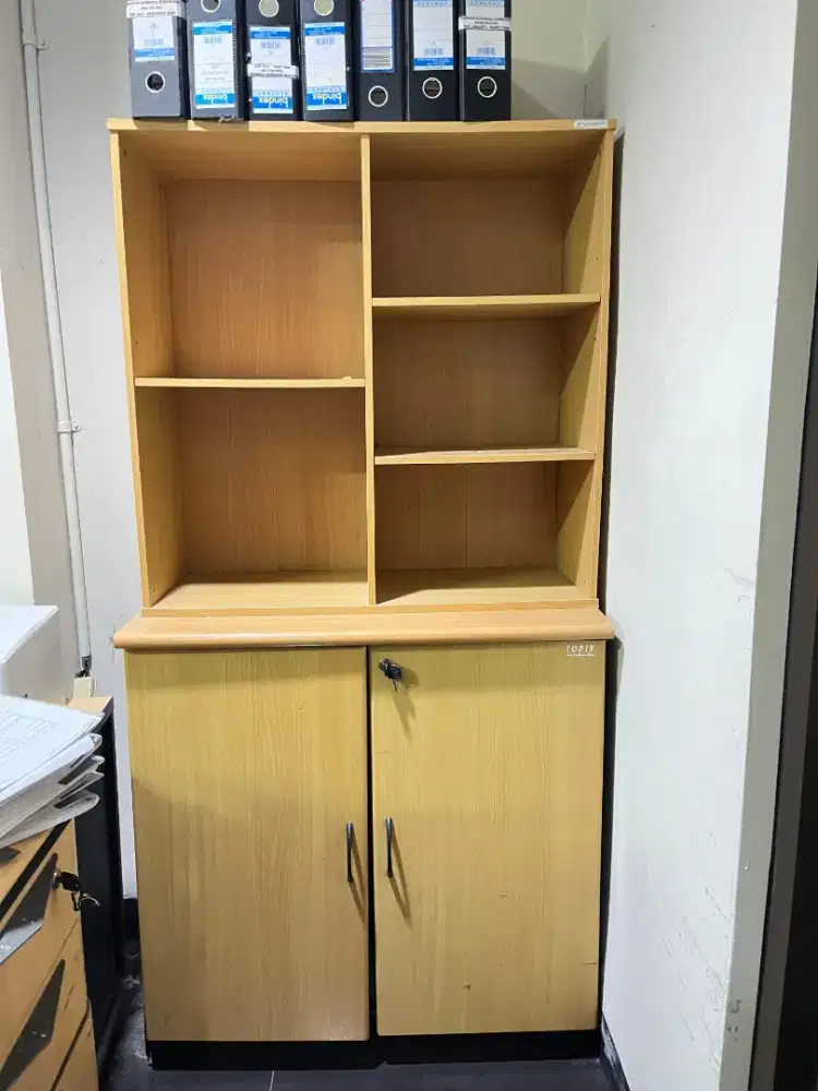 DiJual Cepat Meja dan rak lemari kantor Second