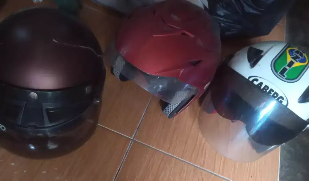 Di jual murah 3 helem dewasa seken dan 2 jaket dewasa bkas