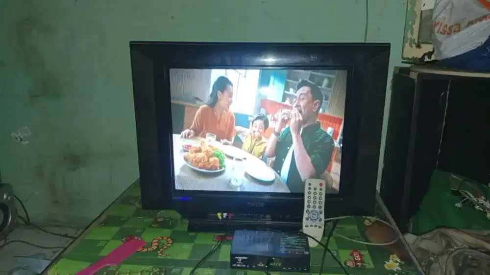 Tv tabung slim 21 inch merk sanyo plus STB
