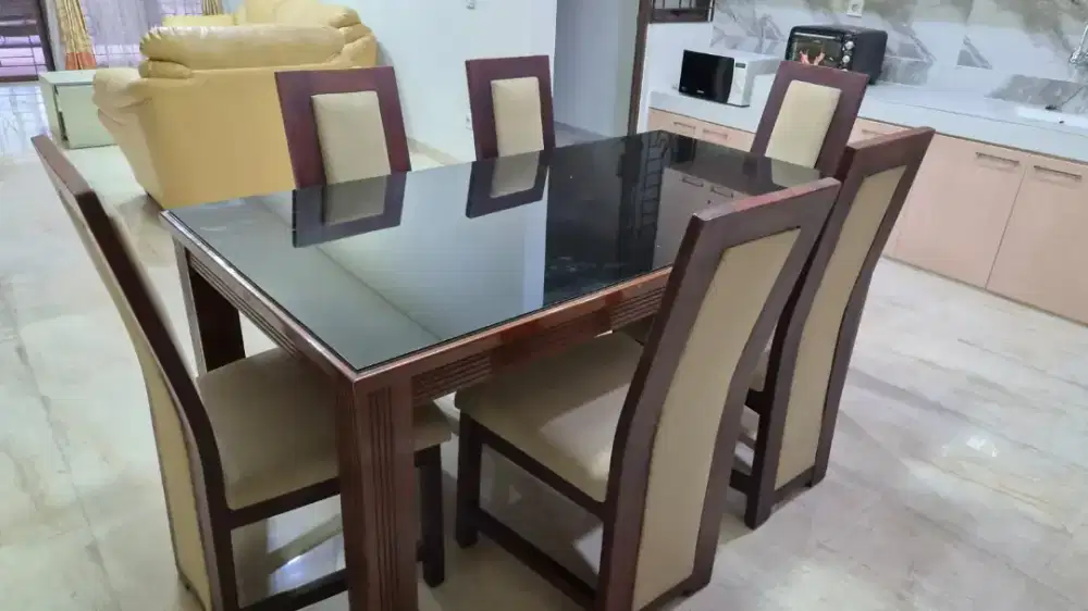 Meja Makan Kayu dan ada 6 kursi