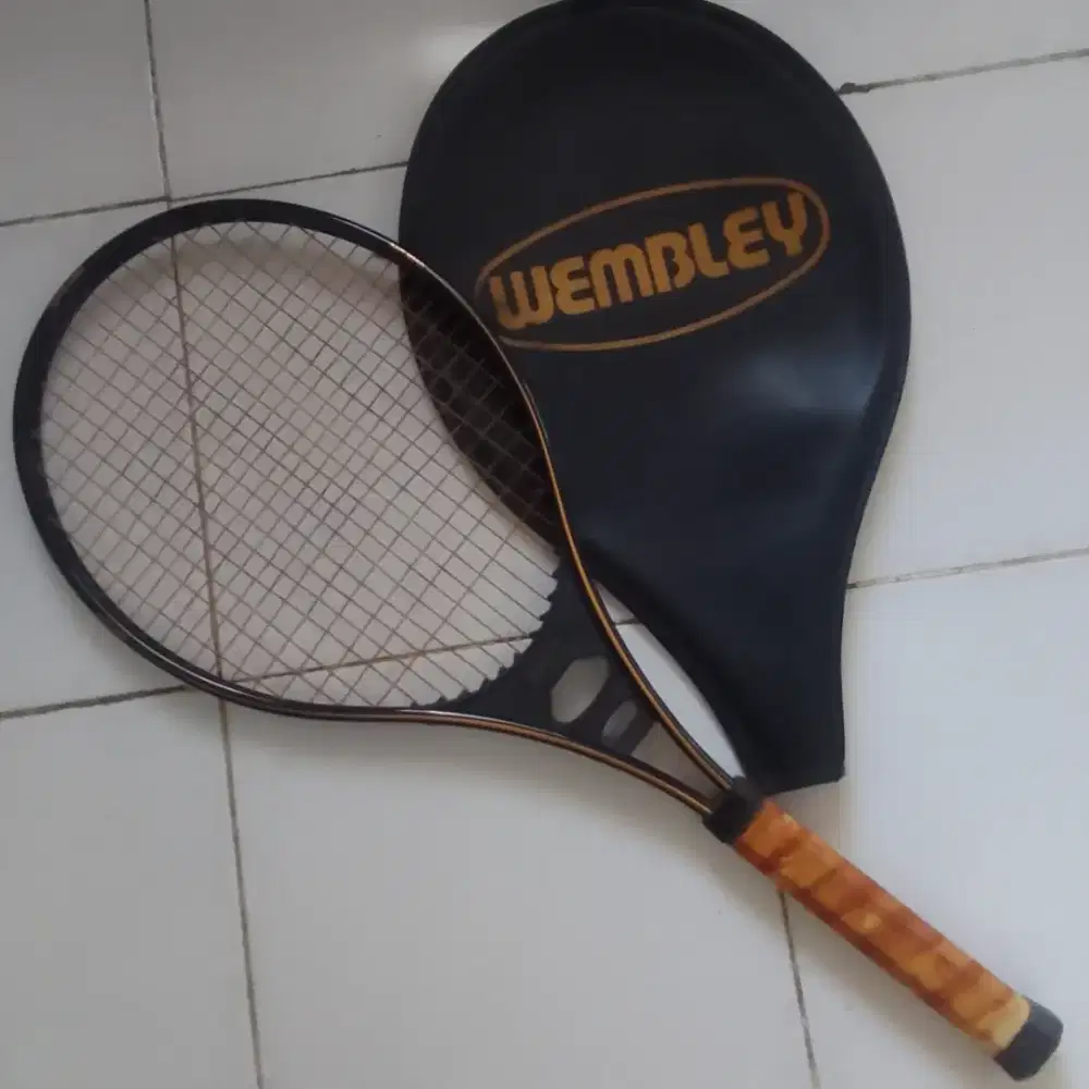 Raket tennis lapangan