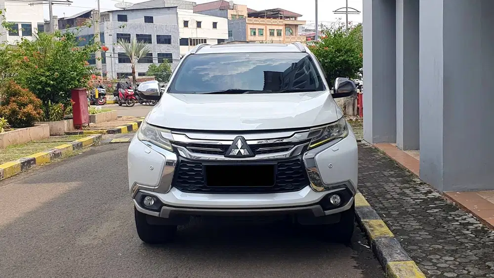 Mitsubishi Pajero 2.4 Sport Dakar Sunroof AT Putih Mutiara 2018 Record