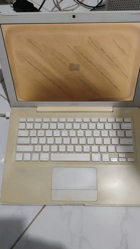 Macbook White Batangan Nyala