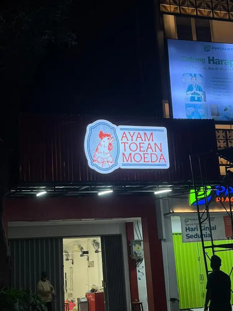 Tukang masak, server, dan kasir