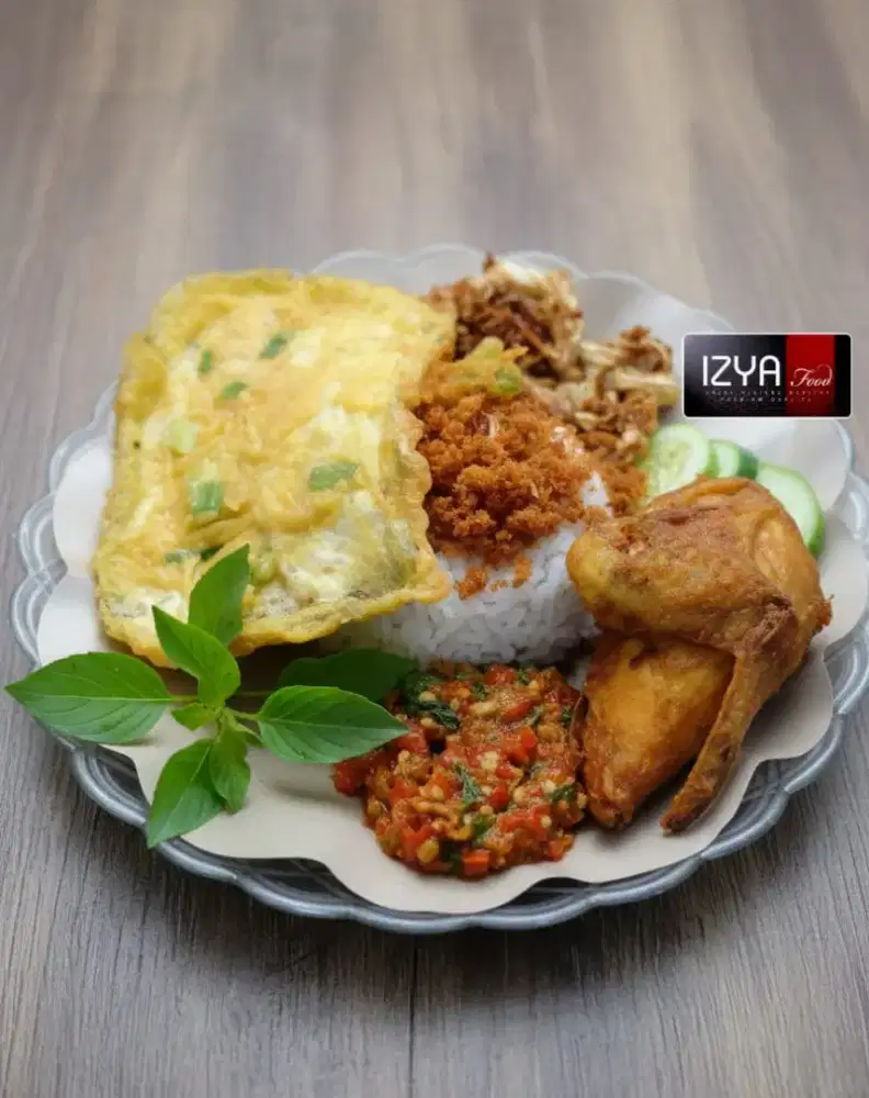 Karyawan kantin ayam kremes