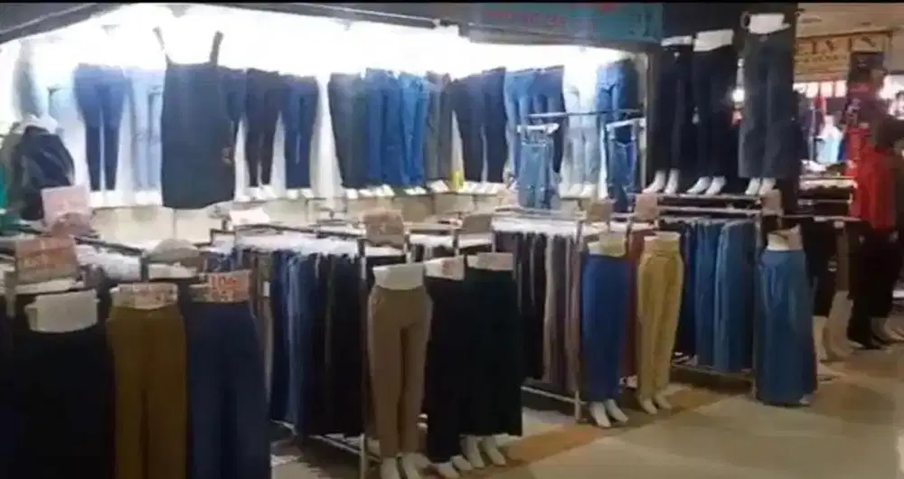 Di Jual Kios Gandeng Badan & Hook Hadap Depan Escalator Utama