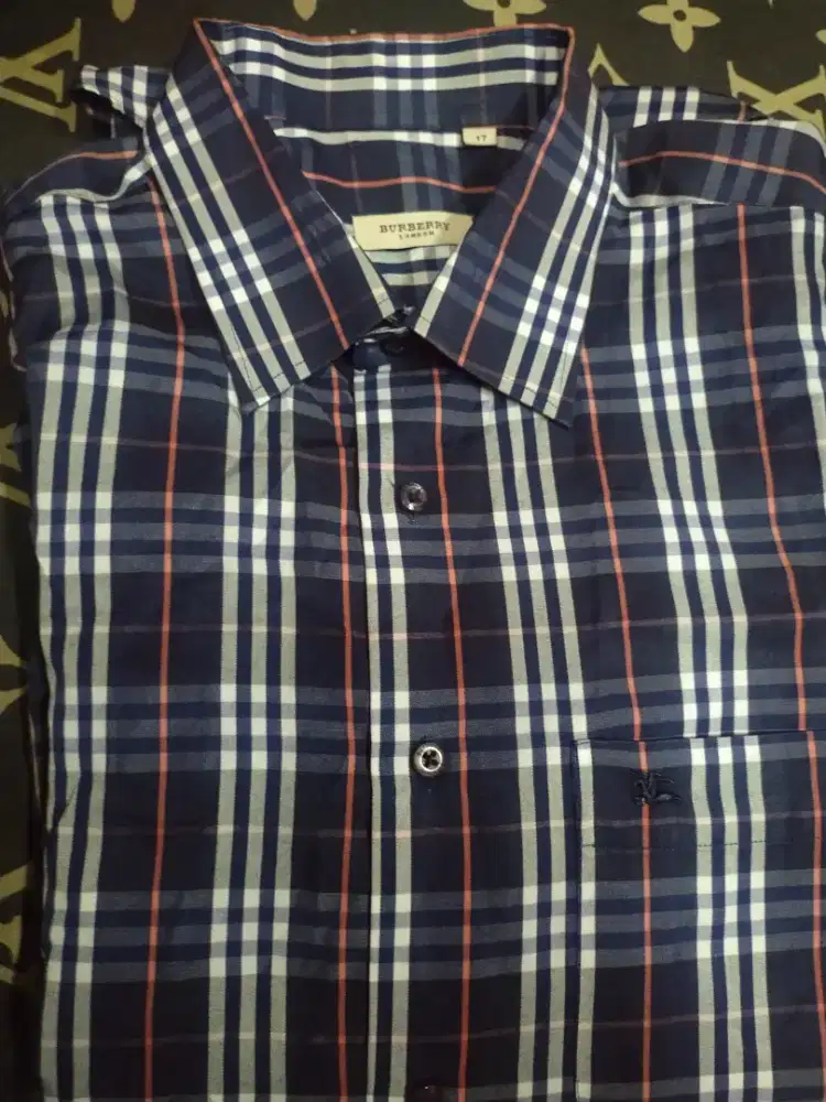 Kemeja Burberry corak anggur