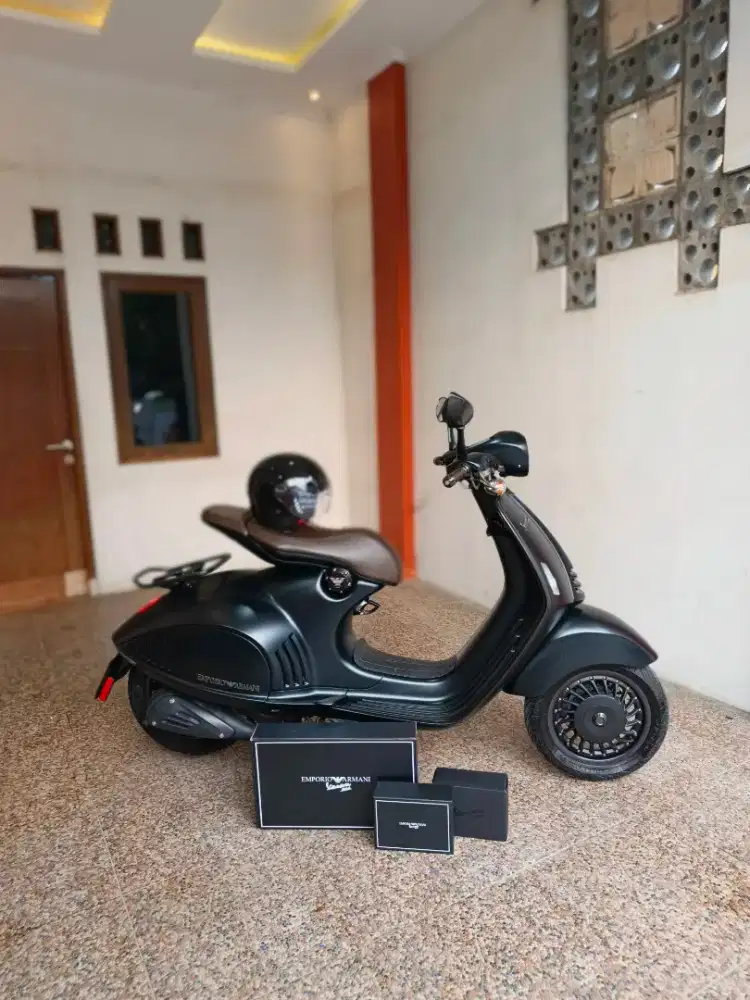 Vespa 946 Emporio Armani
