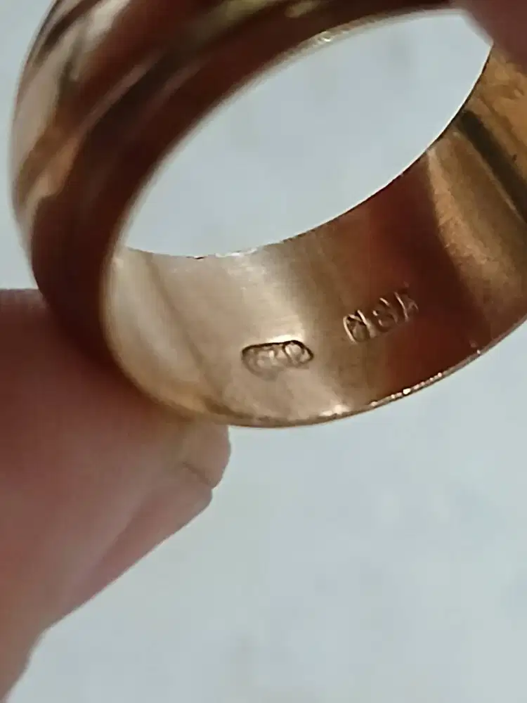 Cincin temuan ada grafir nama warna emas berat antara 5-10 gram
