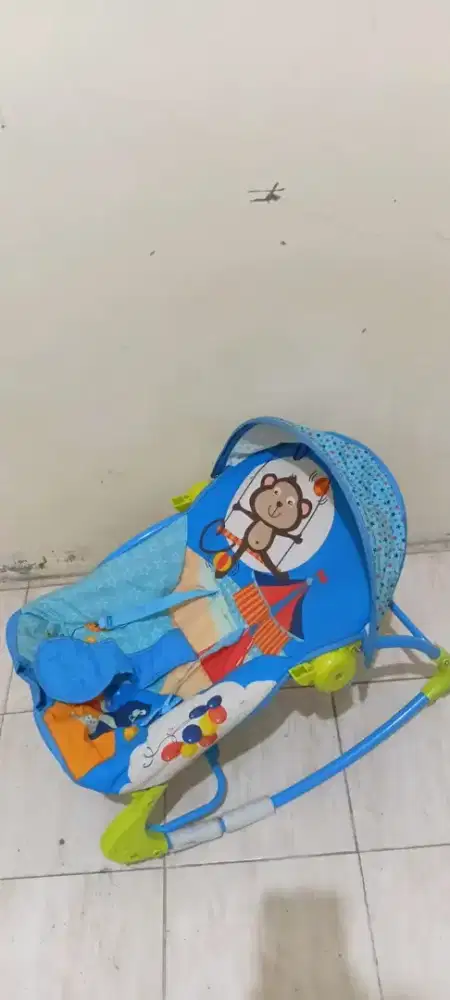 Kursi goyang untuk berjemur bayi
