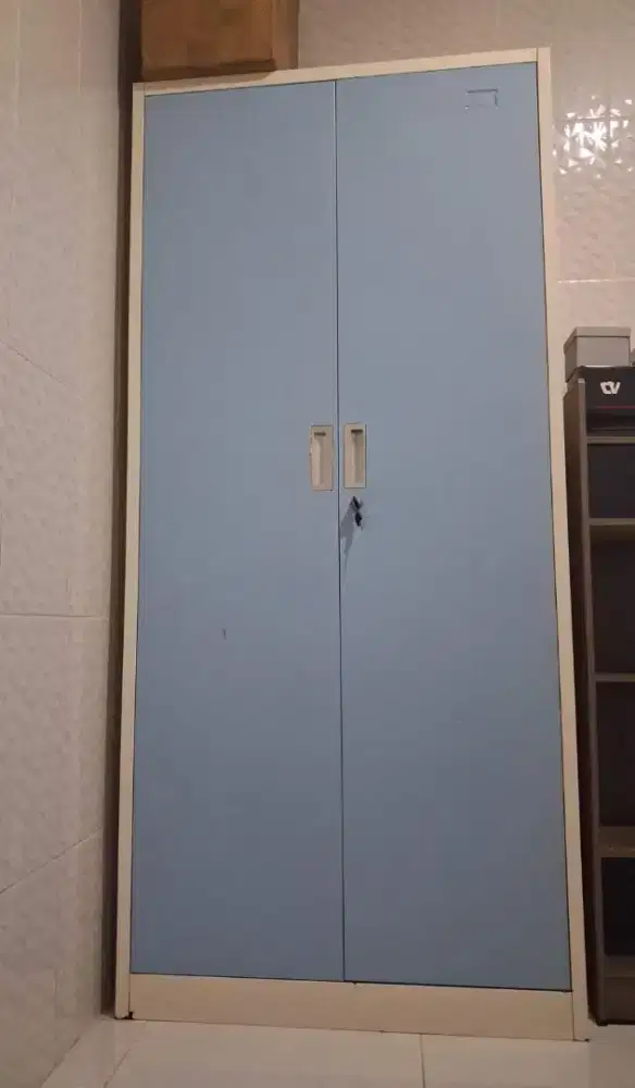 Lemari besi bekas
