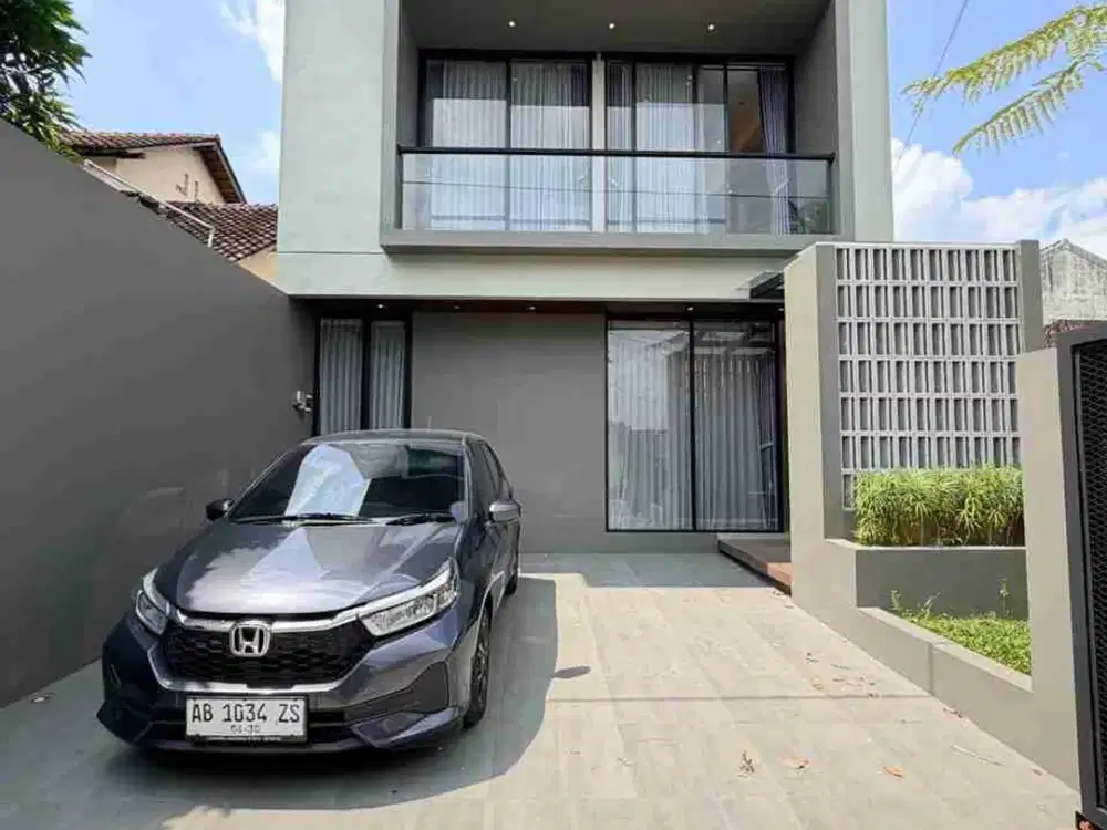 RUMAH MEWAH MODERN KONTEMPORER 2 LANTAI - FULL FURNISHED DI LOKASI PREMIUM DEKAT UGM
