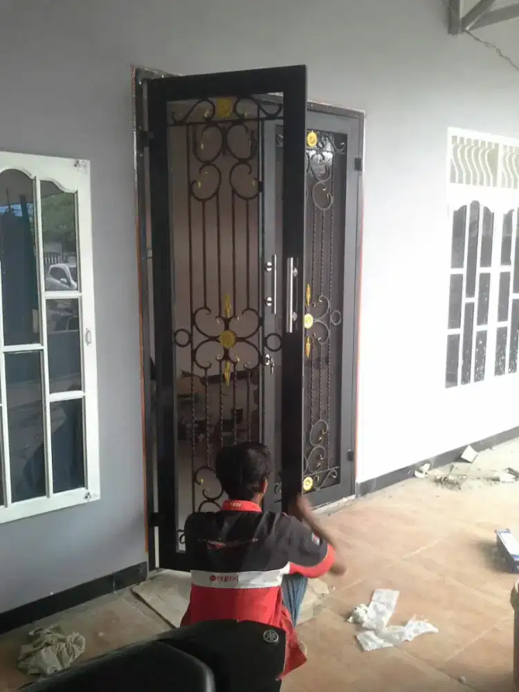 Pintu besi dua daun
