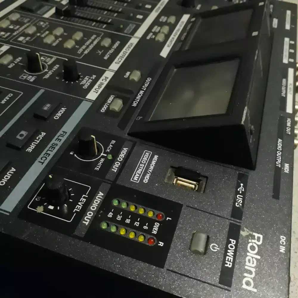 Roland digital mixer VR-5