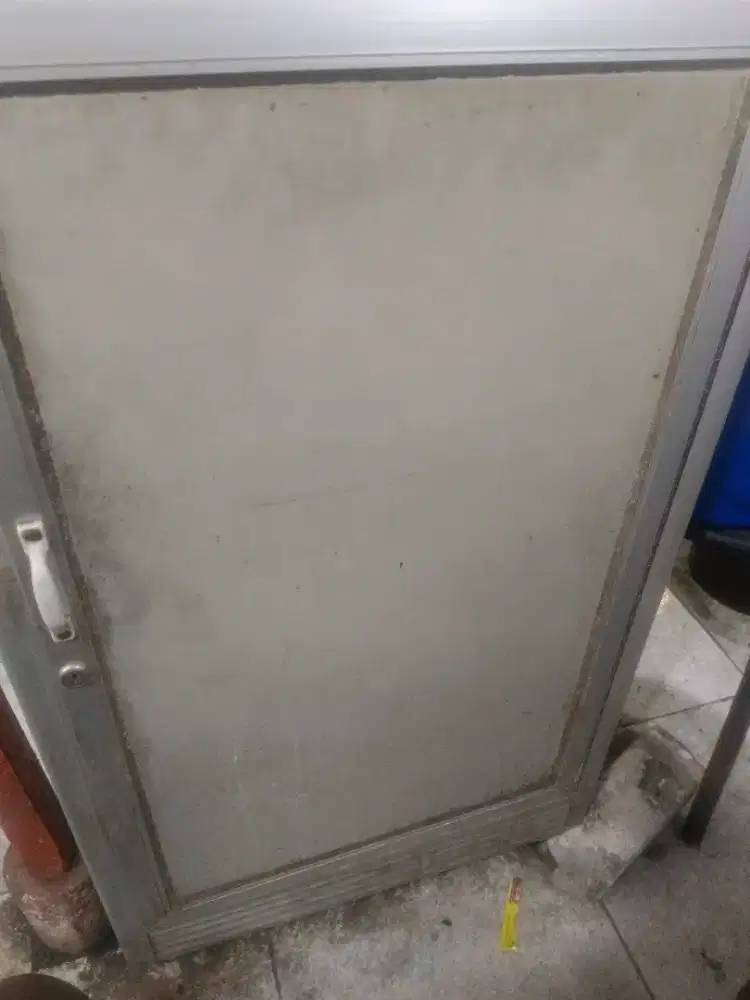 Lemari kotak besi