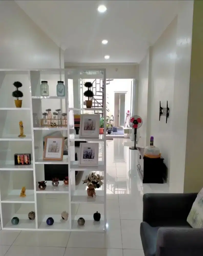 Sewa / Jual  Rumah 3 Lt Mainroad Cocok U/ Kantor,Cafe,Klinik,Sayap BKR