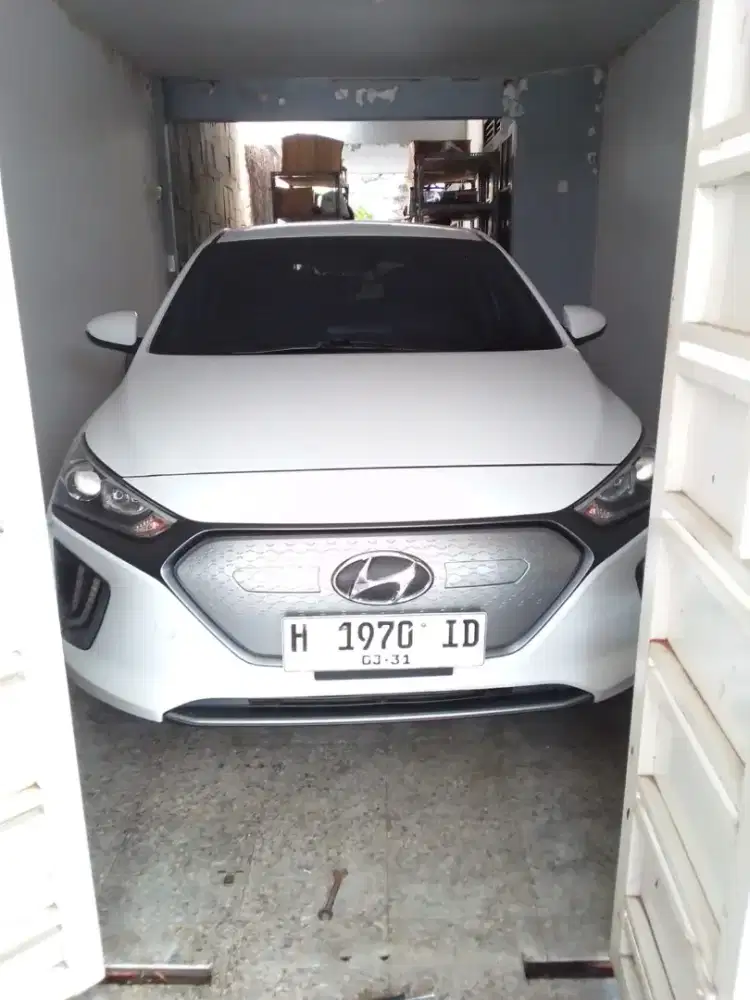 Ioniq sedan simpanan antik