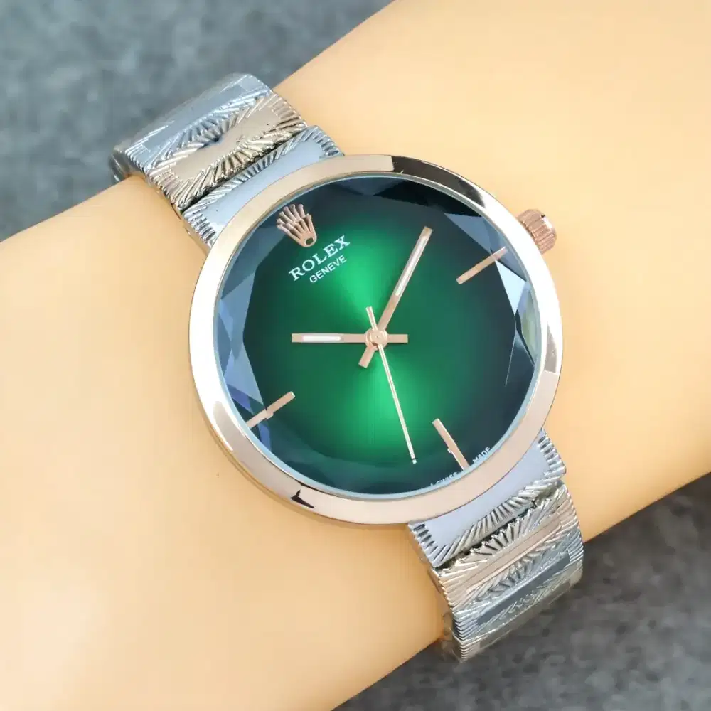 Realisasi Mempesona Jam tangan