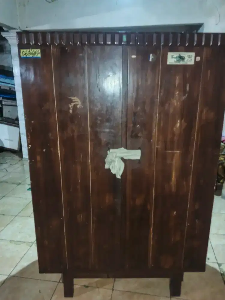 Lemari jati lawasan