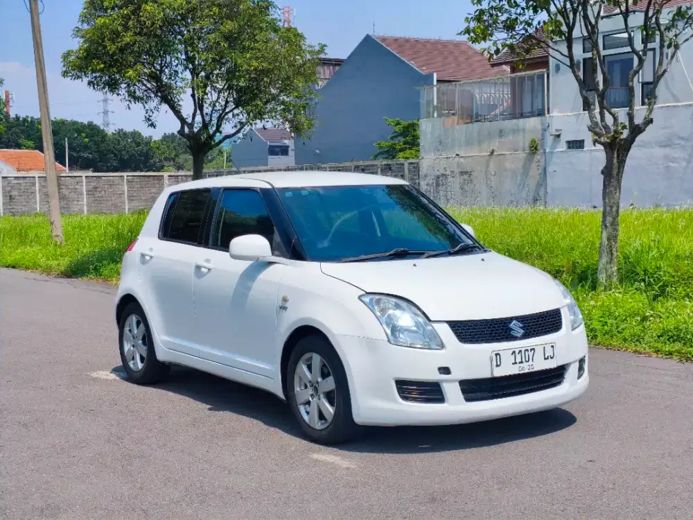 Dp 5jt - Suzuki Swift ST Matic 2011 warna putih