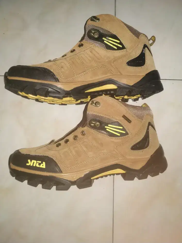SEPATU HIKING SNTA 497