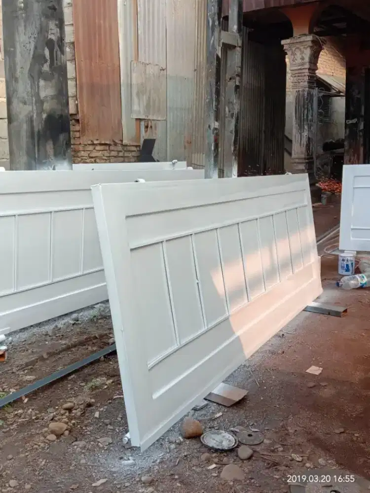 Pintu besi garasi rumah