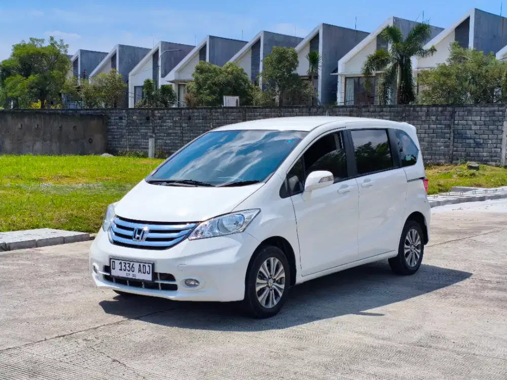Dp 20jt - Honda Freed PSD Matic 2015 warna putih