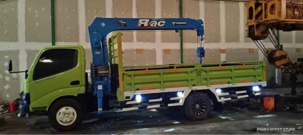 Truck crane hino 2016 crane 3 ton 6 section