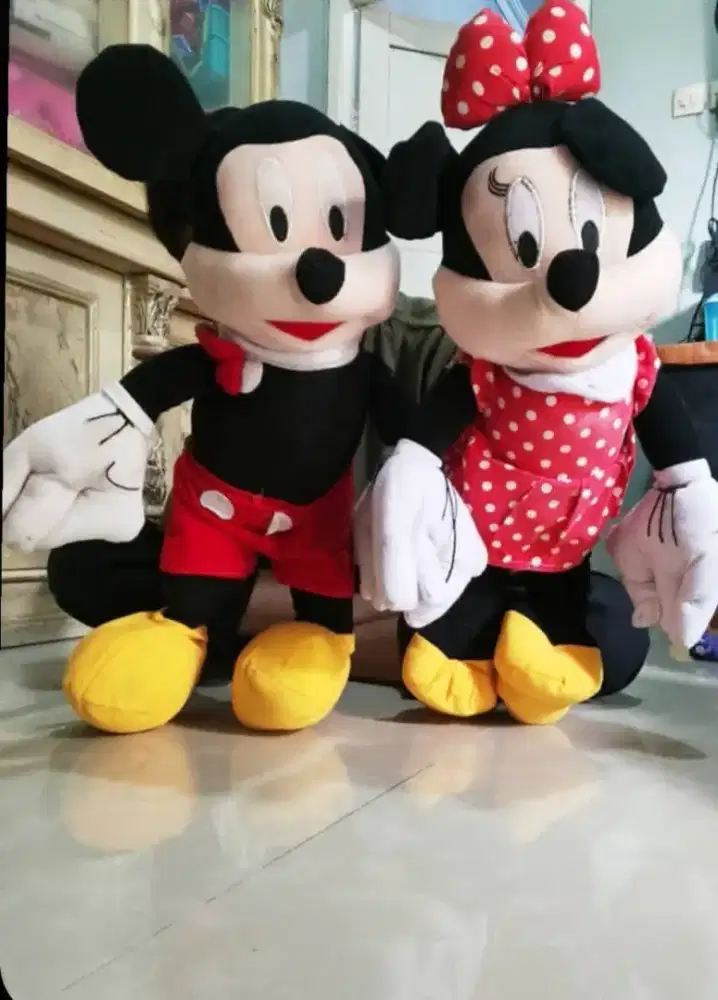 Boneka besar dan mikymouse