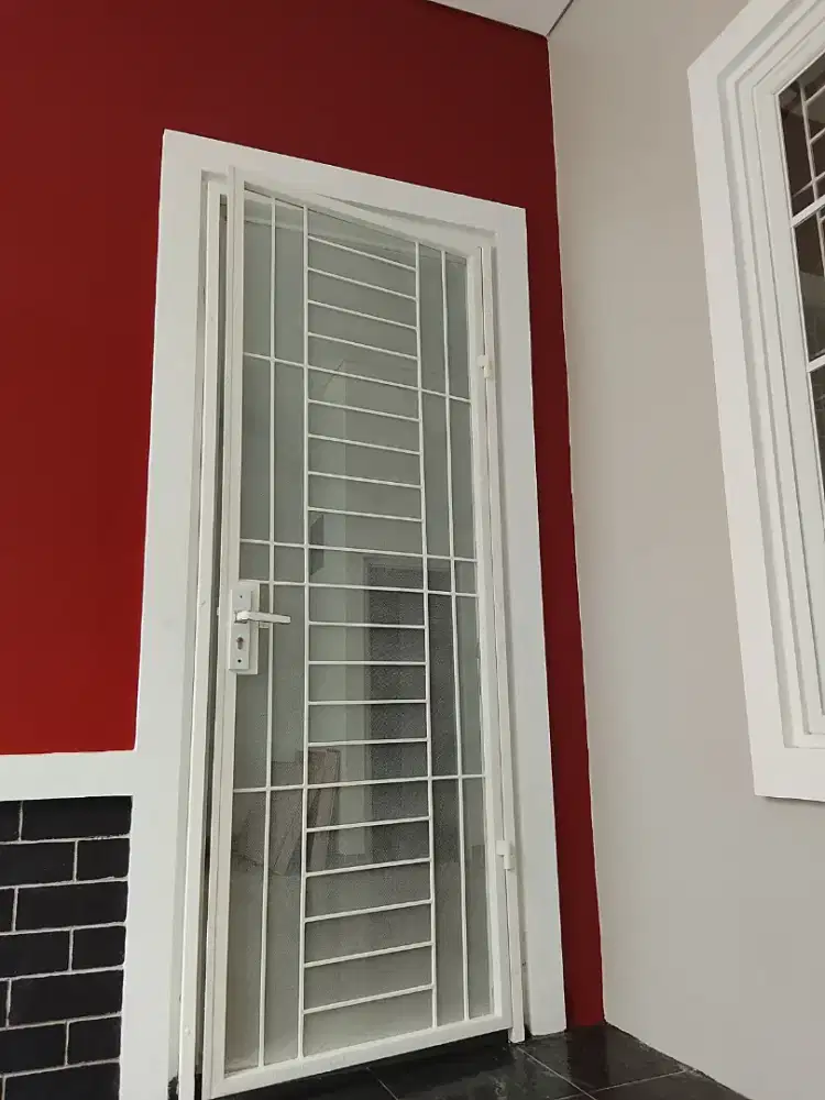 Pintu dobel besi model minimalis plus kasa nyamuk