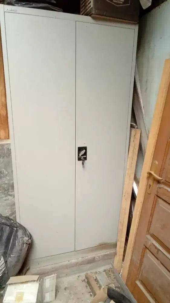 Lemari besi  2 pintu
