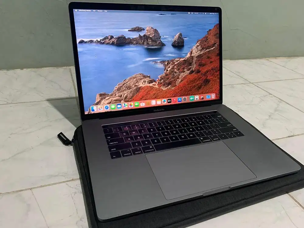 MACBOOK PRO 2017 i7  16/256 15 Inch