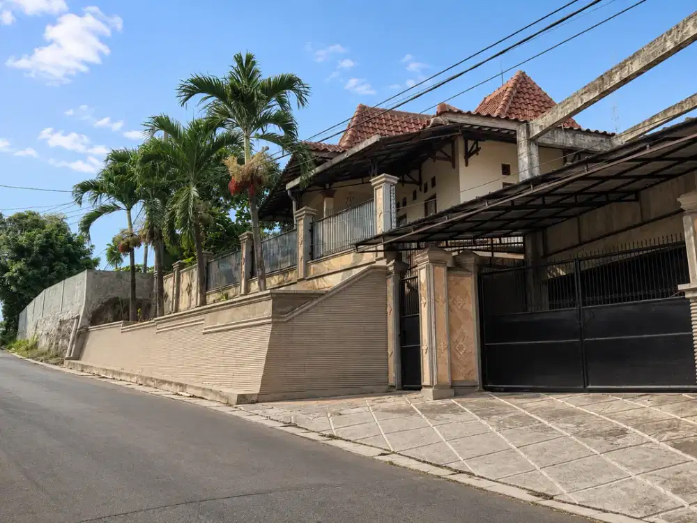 DIJUAL – Rumah Luas Semi Furnished di Area Sukatani