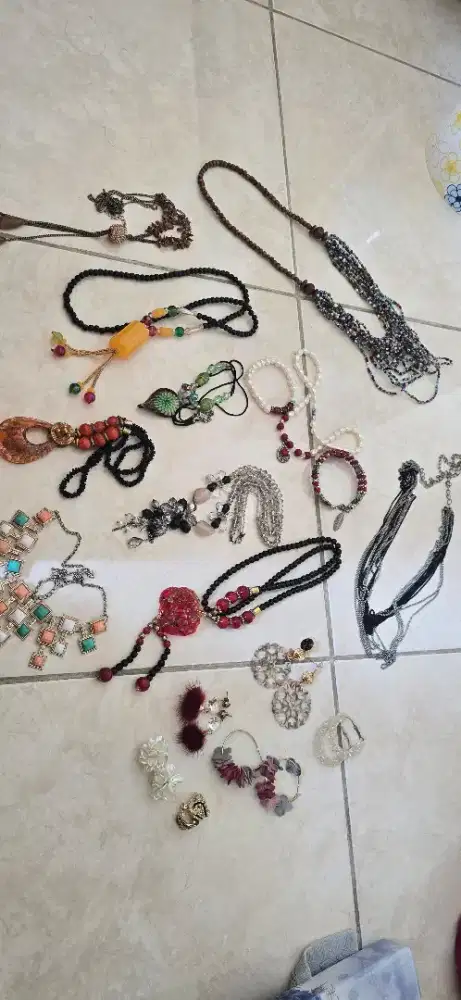 Asesoris etnik dan manik kerajinan tangan