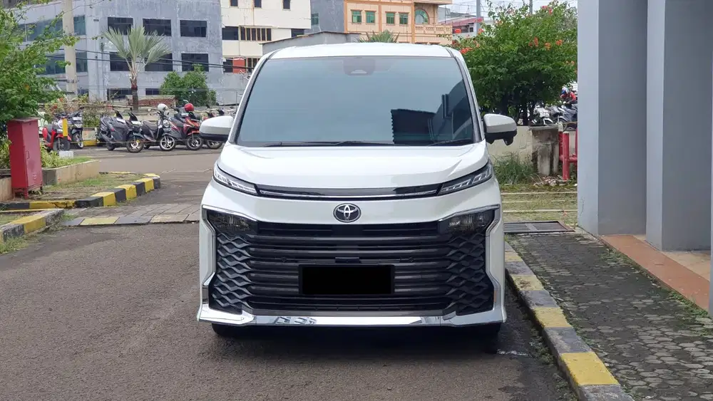 Toyota Voxy 2.0 CVT TSS Camera 360 Putih Metalik 2022 Like New Low Km