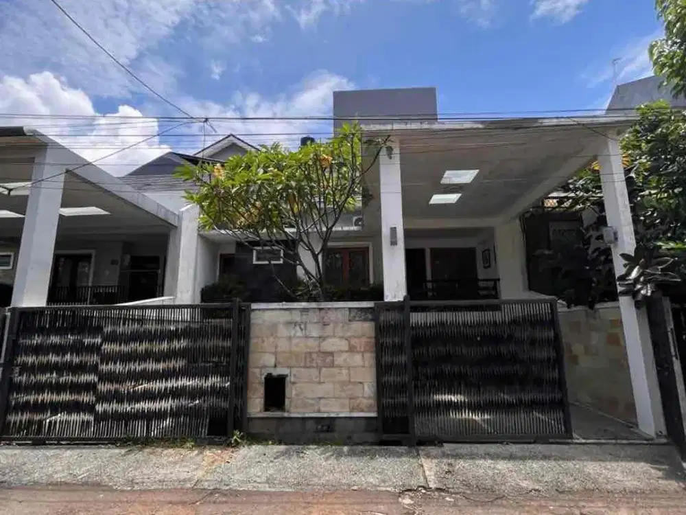 Rumah dijual di Cinere dalam perumahan besar nyaman dan aman