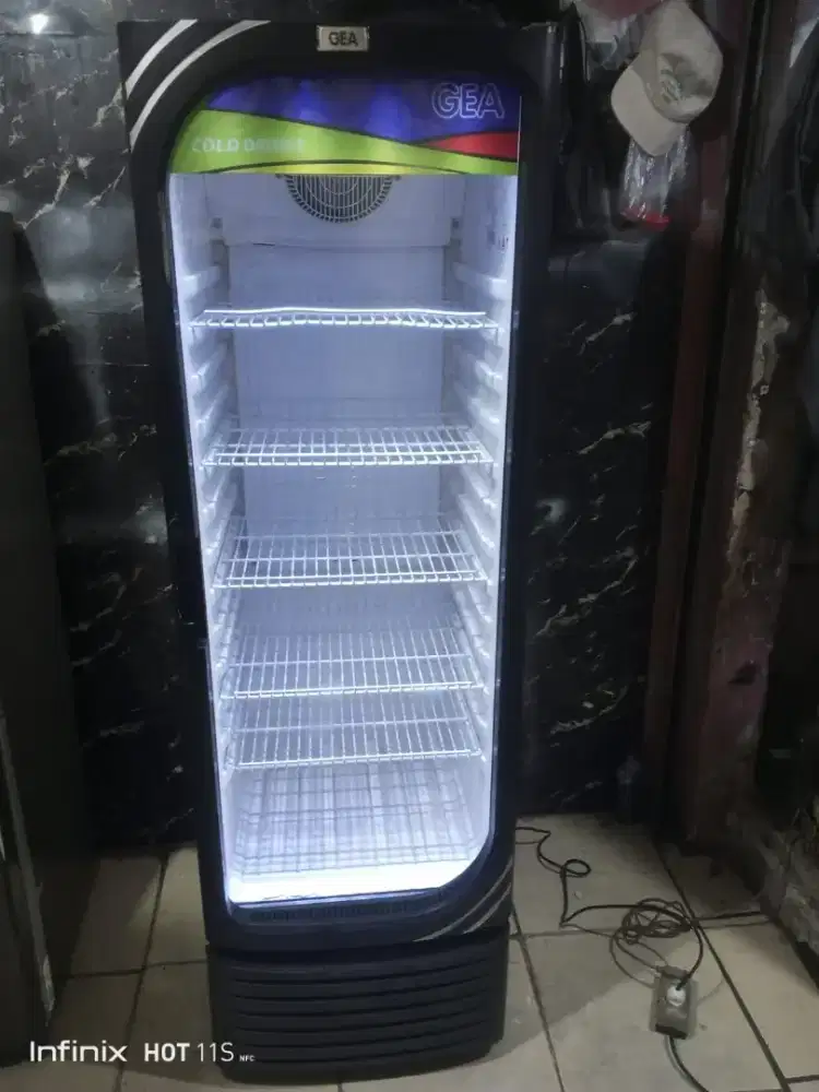 Jual butuh showcase / kulkas pendingin minuman ukuran 5 rak merk GEA
