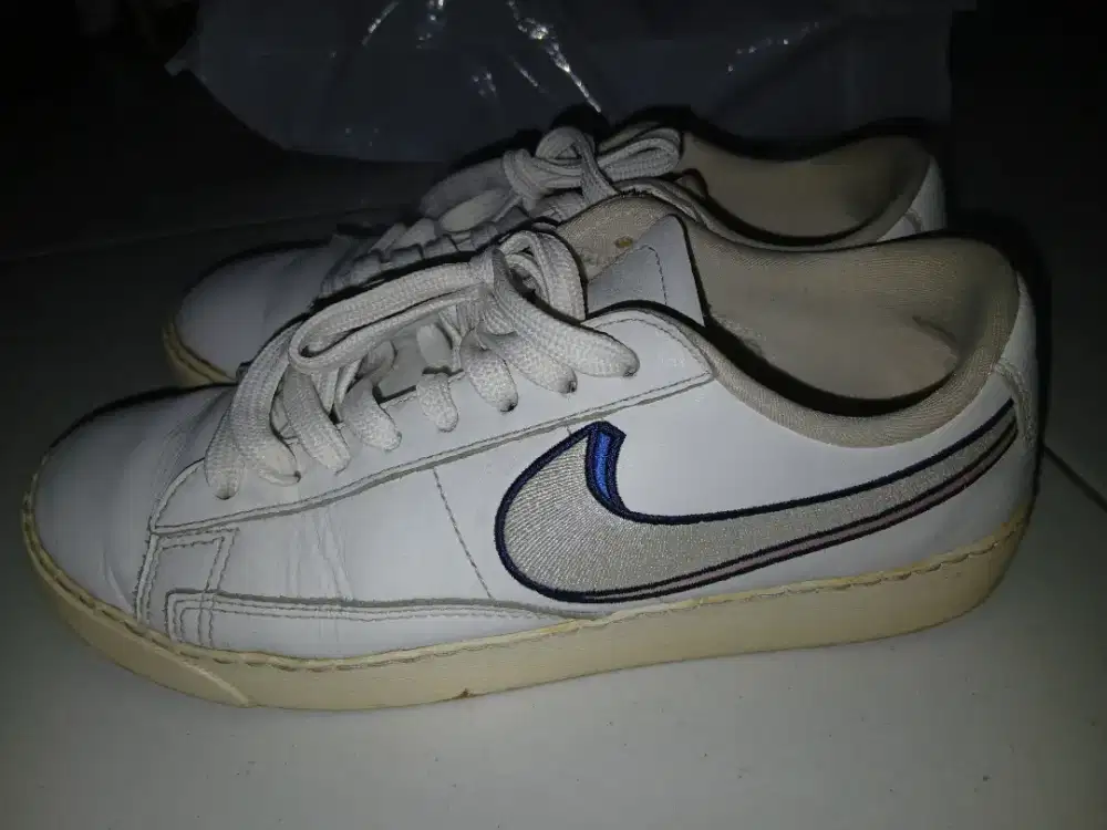 Sepatu Nike Blazer Low LX Wanita 'White Signal Blue' AV9371-101