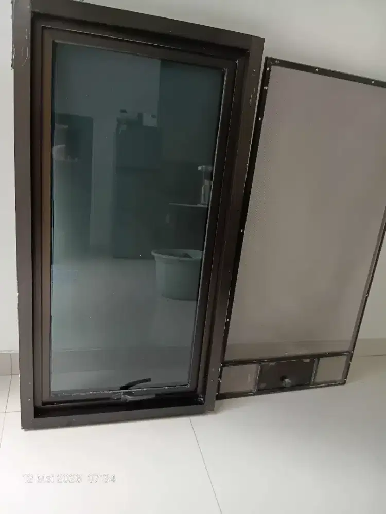 Jual murah jendela kaca alumunium 60 x 120 cm plus kasa anti nyamuk.