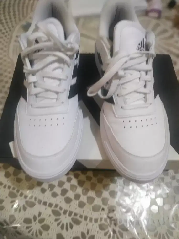 Sepatu adidas courtblock