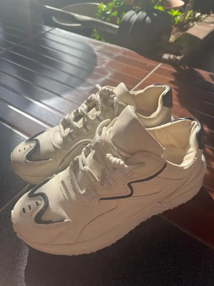 sepatu putih casual wanita