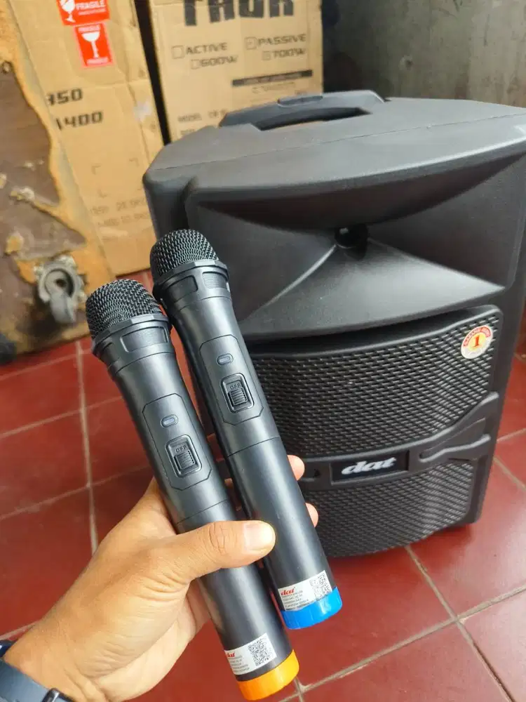 Speaker new baru merek Dat speaker 12inch sudah include 2 mic wireless