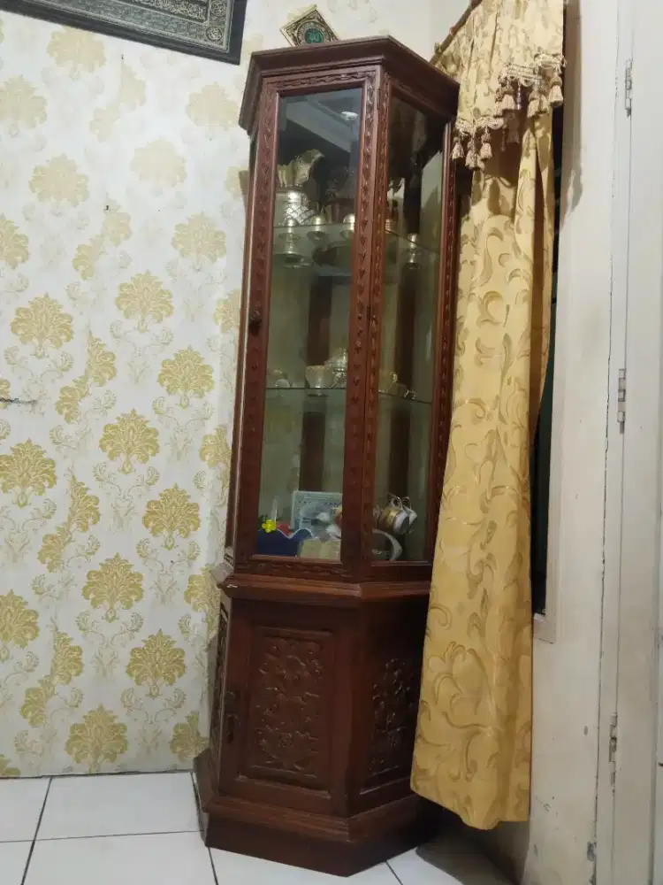 Di jual lemari pajangan kayu jati asli