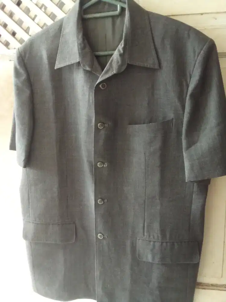 Baju safari pria warna abu-abu
