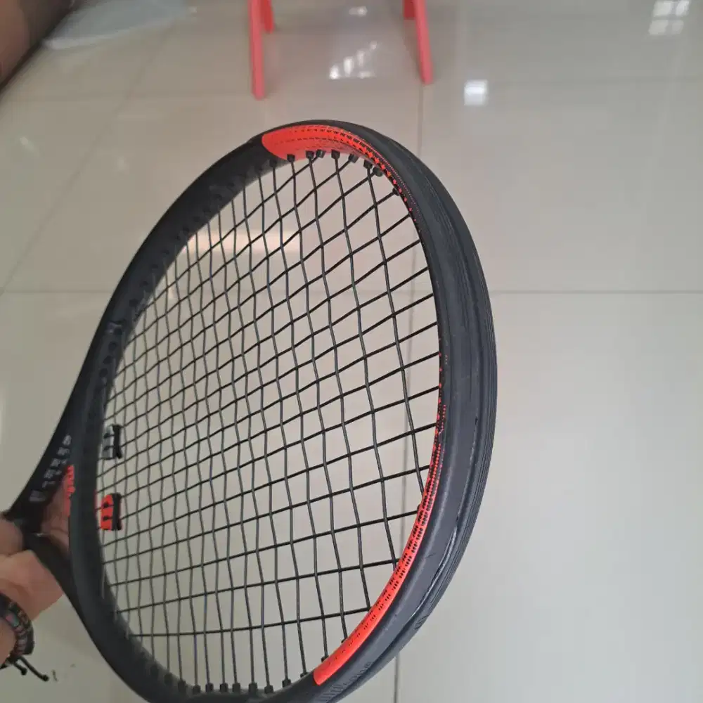 Raket tenis.
Wilson Pro Staff 103. 270g.
Masih mulus pisan